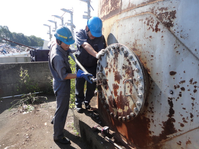 ハッチを開放する作業の写真