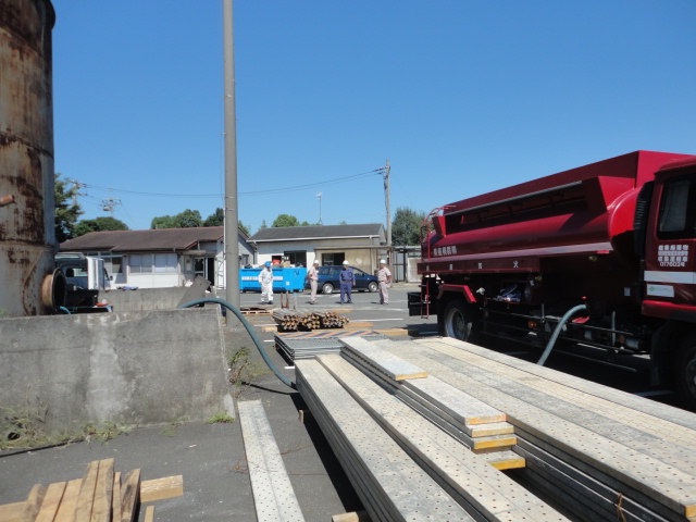 タンクローリーで内部に残った廃油とスラッジを吸引する作業の写真