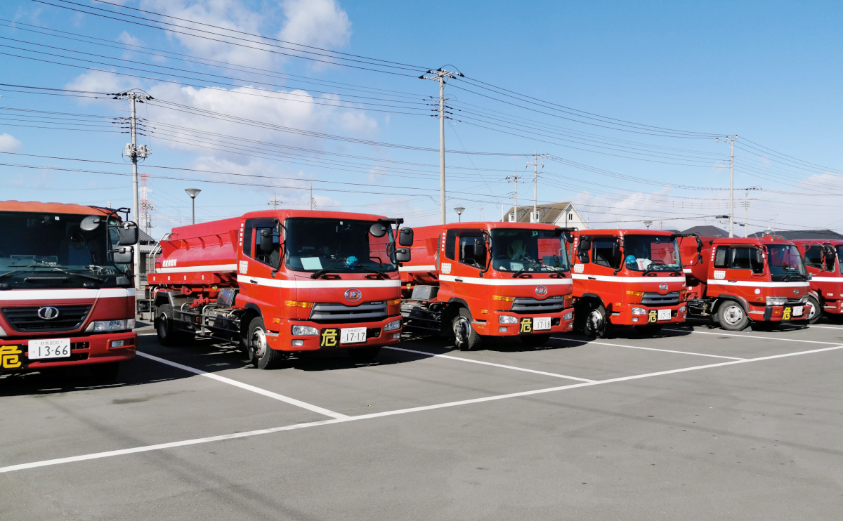 運搬車両が並ぶ画像